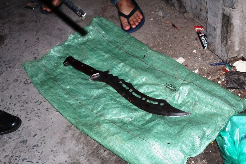 Hai thanh niên chém nhau kịch liệt sau lời thách thức ảnh 2